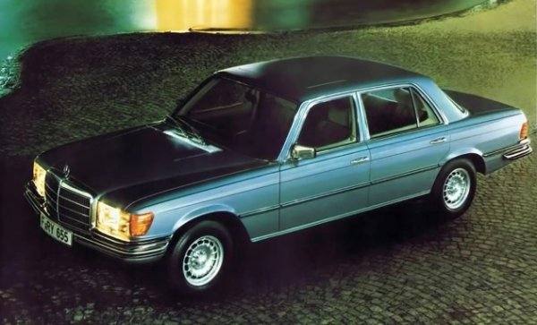 &bdquo;Изгубената магистрала&ldquo; е един от най-мистериозните филми във филмографията на Линч, който е низ от изключително мрачни събития. Тук възникват много въпроси не само за заплетения сюжет, но дори и за машините, които са участвали в него. Например престъпният бос г-н Еди кара много готин германски седан Mercedes-Benz W116 450SEL.

В сцената на разправата на пътя зрителят научава, че тази кола се задвижва от супермощен двигател с 1400 конски сили. В действителност германците не са имали такъв мотор. Но този седан от 1975-а е оборудван с 6,9-литров двигател с мощност 286 к.с.